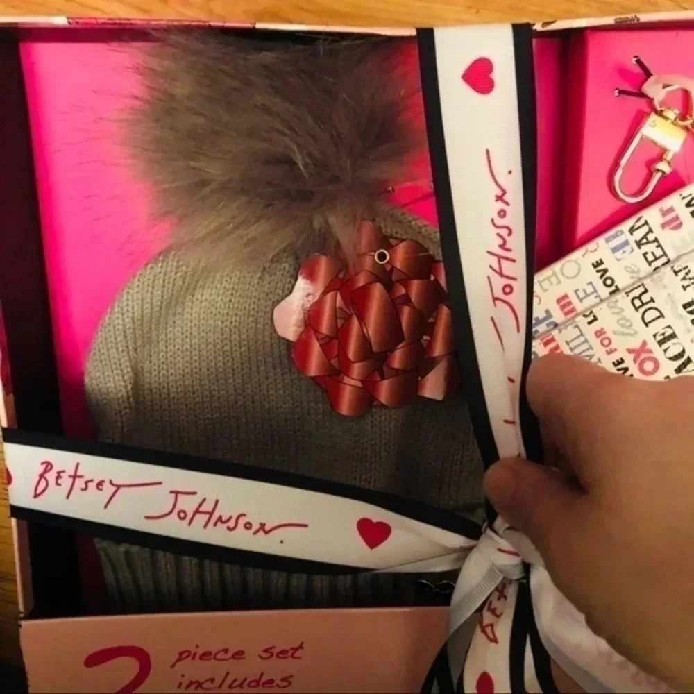Betsey Johnson Pom Pom Knit Hat And Card Holder Wallet Gift Set NWT